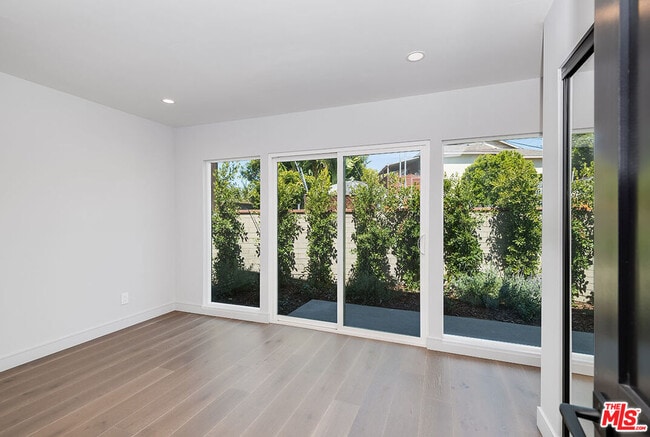 Building Photo - 4963 N Clybourn Ave