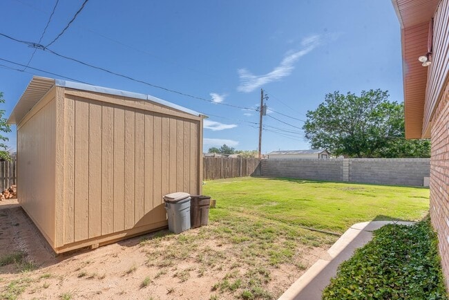 Building Photo - 1523 Doe Ln