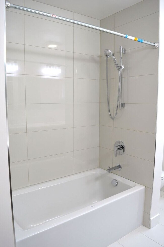 Building Photo - Crest23-25