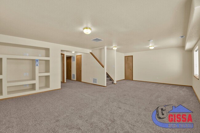 Building Photo - Beautiful home with 4 BR, 3.5 BA, 2 CAR wi...