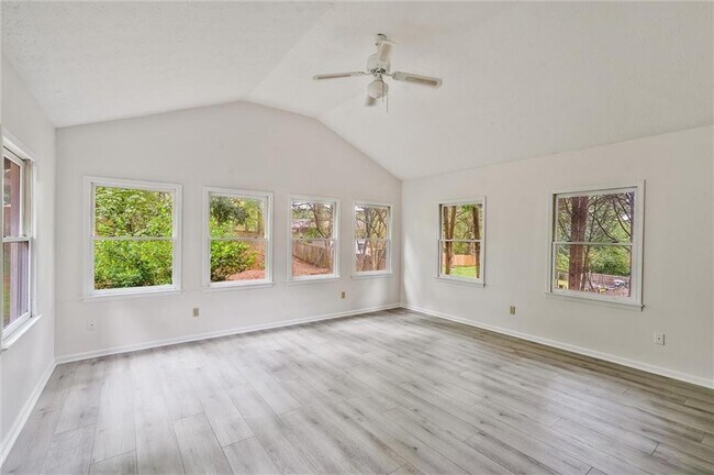Building Photo - 2041 Collinswood Dr