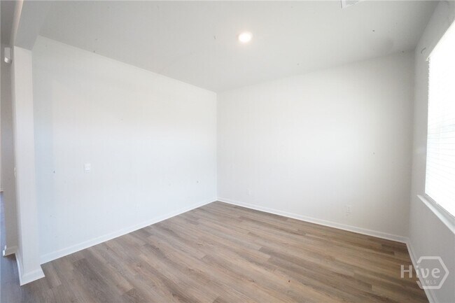 Building Photo - 147 Kraft Kove