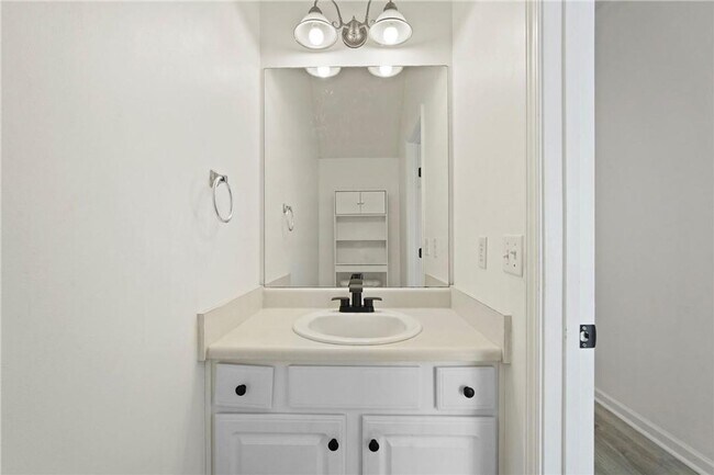 Building Photo - Spacious 3-Bedroom Townhouse in Prime Savannah Location, Move-in Special: FREE RENT for December!!