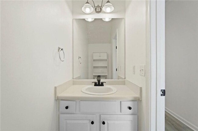 Building Photo - Spacious 3-Bedroom Townhouse in Prime Savannah Location!