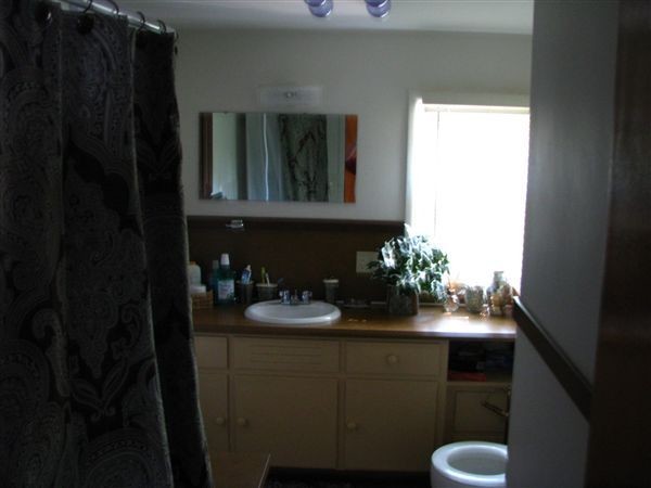 Building Photo - 2 br, 1 bath 4plex - 850 Houseman Upper