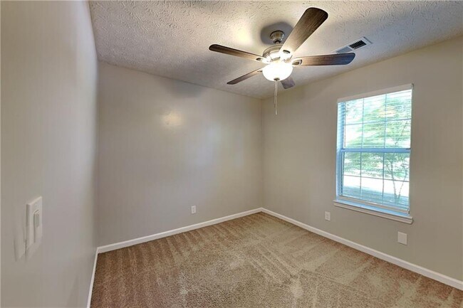Building Photo - 628 Bluff Dr