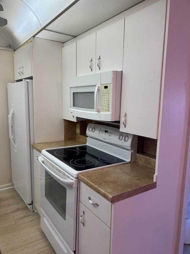 Building Photo - 4087 Cornwall E