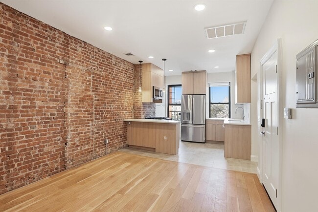 Building Photo - 233 1/2 Summit Ave