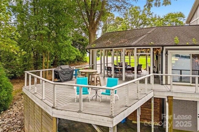 Building Photo - 9598 Riviera Dr