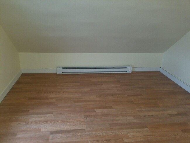 Building Photo - 196 Frank St