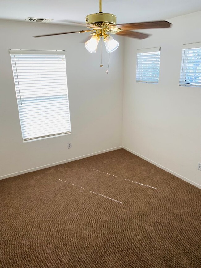 Building Photo - Large 4 bedroom home for lease in the hear...