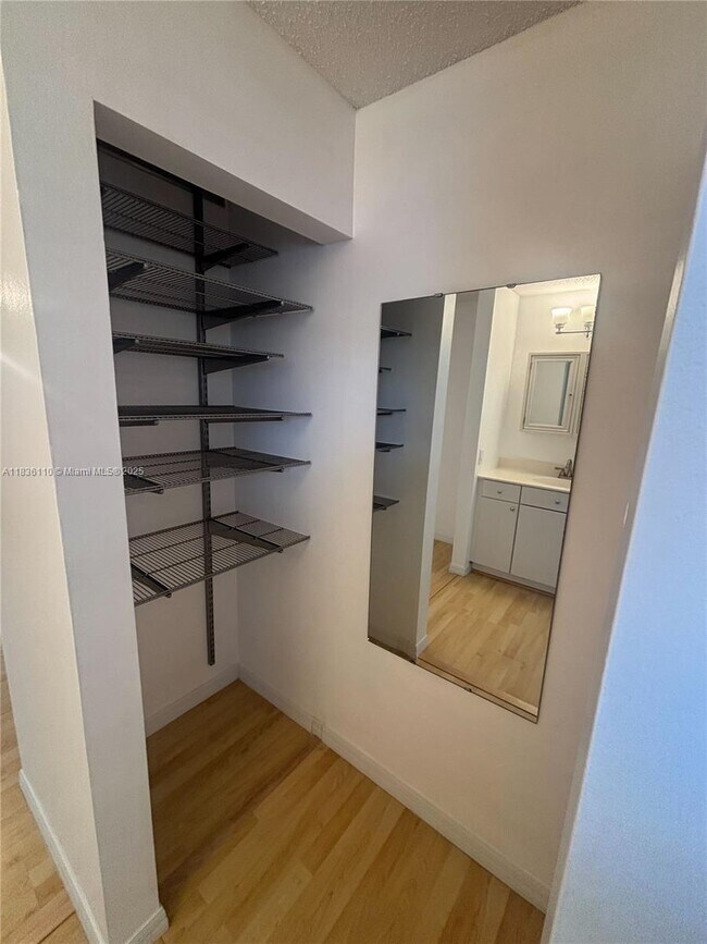 Building Photo - 1150 Collins Ct