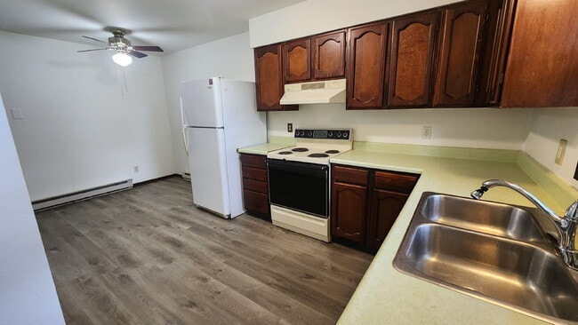 Building Photo - 3 Bedroom Duplex Month to Month or 6 Month...