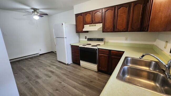 Building Photo - 3 Bedroom Duplex with Large Yard & Attache...