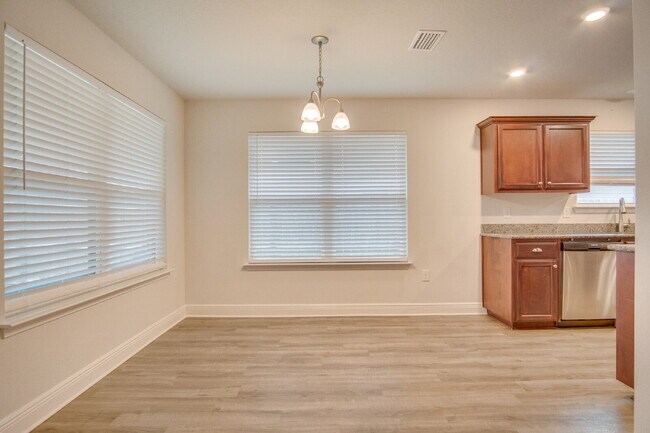 Building Photo - Beautiful North Pensacola 3BR Home with Oversized Primary Suite, Double Vanity Bath, 2-Car Garage...