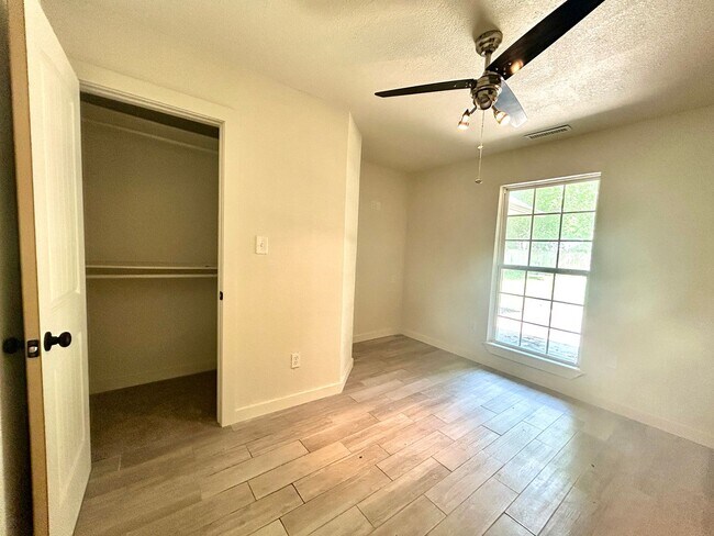 Building Photo - Updated 3 Bed / 2 Bath home with Single Car Garage in Farmington