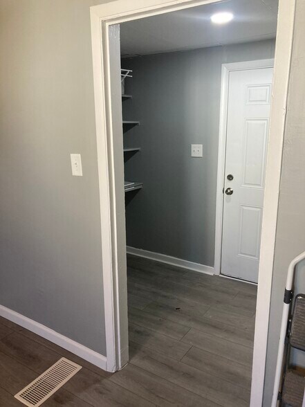 Building Photo - 8 N Indiana Ave