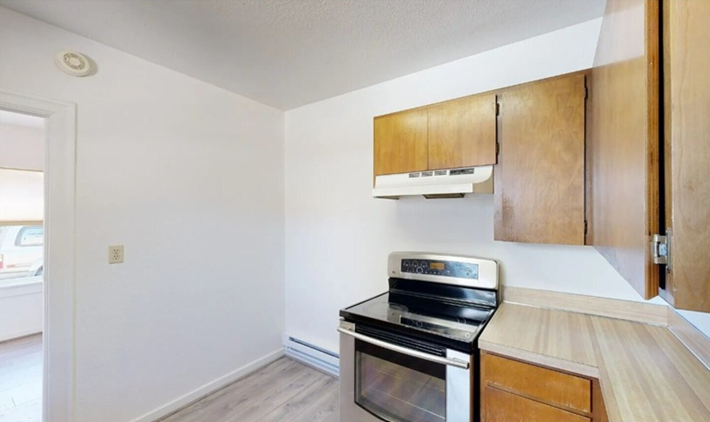Kitchen/Dining - 605 W Whitman Dr