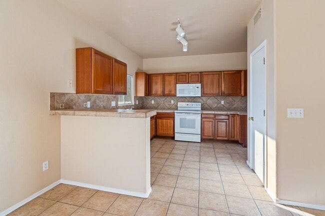 Building Photo - 6657 S Venetian Dr