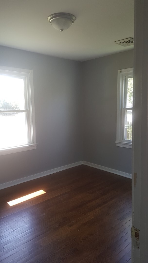 Building Photo - 104 N Cedar Ave