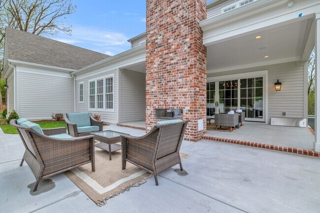 Building Photo - 824 Russleo Dr