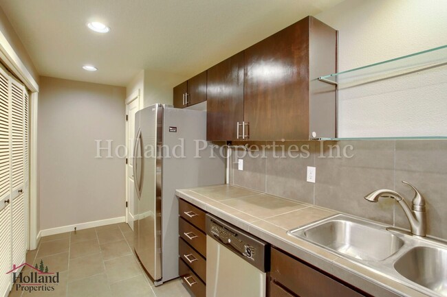 Building Photo - 670 NE Roydon Ln
