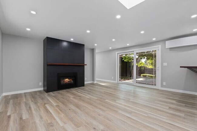 Building Photo - Elegant Air-Conditioned Newly Remodeled Matthews Beach Rambler