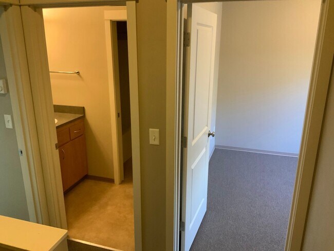 Building Photo - Move In Special!!  Close to Campus on 14th...