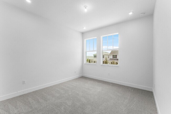 Building Photo - 888 SW Newfield Ave