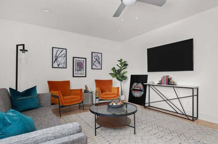 Building Photo - 1136 Crescent Ave NE