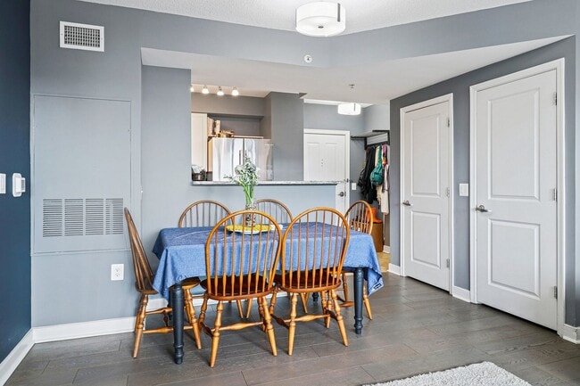 Building Photo - 2 Bedroom 2 Bath Condo Open Floor-plan, Stainless Steel Appliances, Pool, Concierge and More