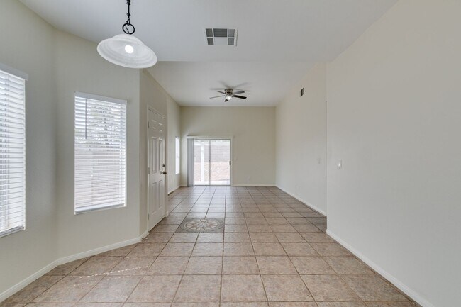 Building Photo - Charming 3-Bedroom Single-Story Home in Elkhorn!