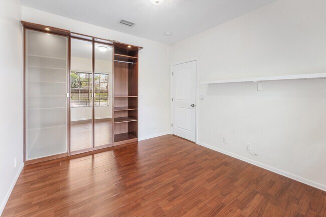 Building Photo - 20 S Lakeshore Dr