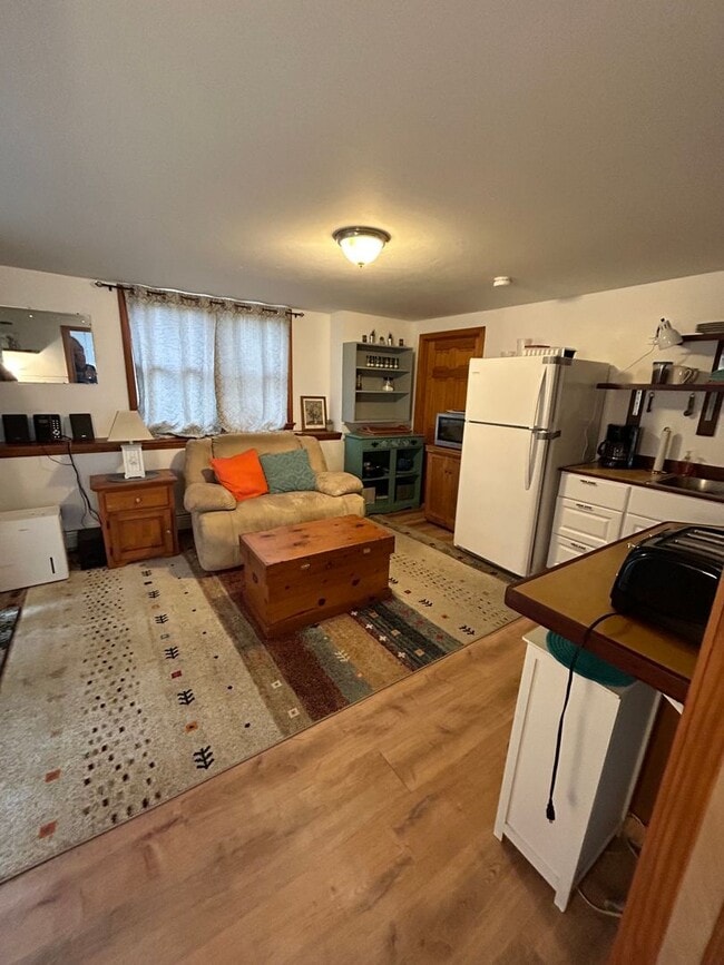 Building Photo - Marstons Mills One Bedroom