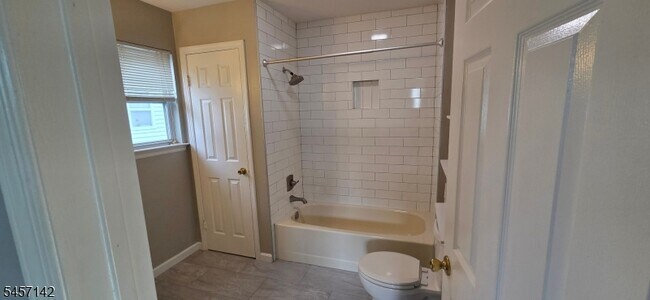 Building Photo - 910 Reed Ct