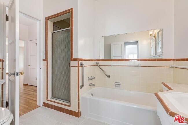 Building Photo - 448 1/2 S Wilton Pl