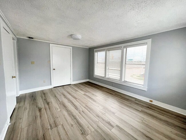 Building Photo - 5637 Birchman Ave