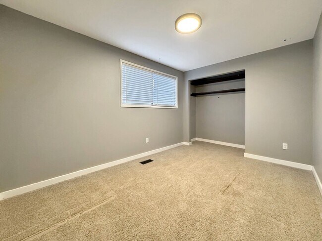 Building Photo - Pet-Friendly Newly Remodeled 3-Bedroom Home in South West Boise with Granite Counters, Gas Firepl...