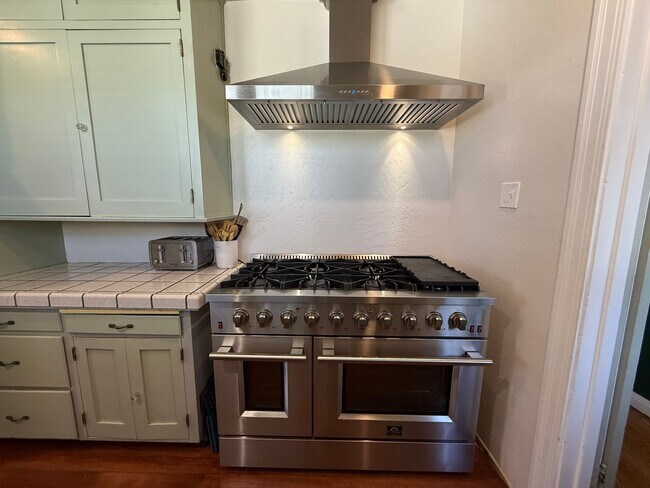 Building Photo - 3 Bedroom, 2 Bathroom charming Craftsman Style Home nestled in the heart of Tulare, CA