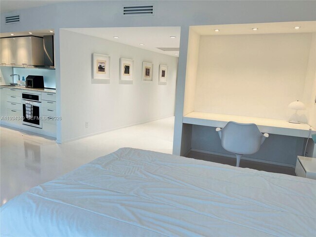 Building Photo - 900 Bay Dr