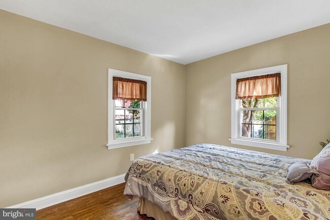 Building Photo - Coming Soon -  Charming 2 Bedroom, 1 Bath ...