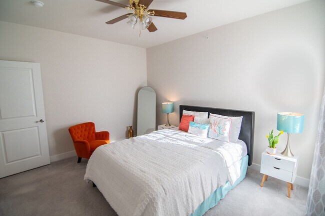 Building Photo - Luxury 3B/3.5B Townhome with Finished Base...