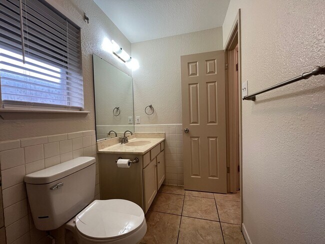 Building Photo - 2846 Blue Grass Dr