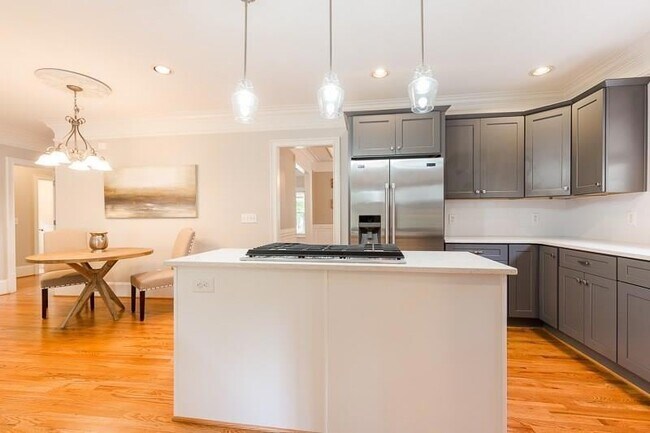 Building Photo - 1106 McLynn Ave NE