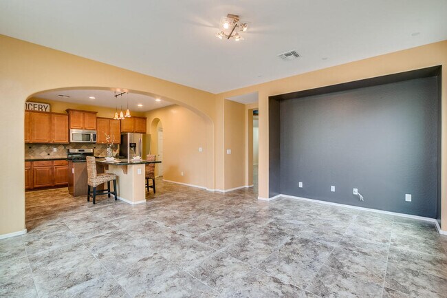 Building Photo - GREAT LOCATION!  Fabulous move-in ready 5 bed /3 bath home in south Tempe