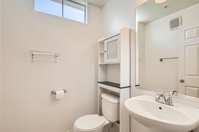 Building Photo - Stylish 3BR Townhome in Prime Central SD –...