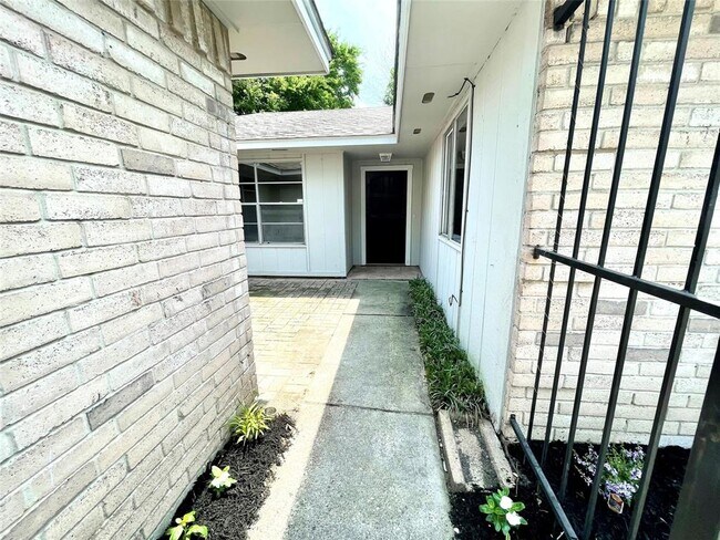 Building Photo - 10310 Oak Acres Dr