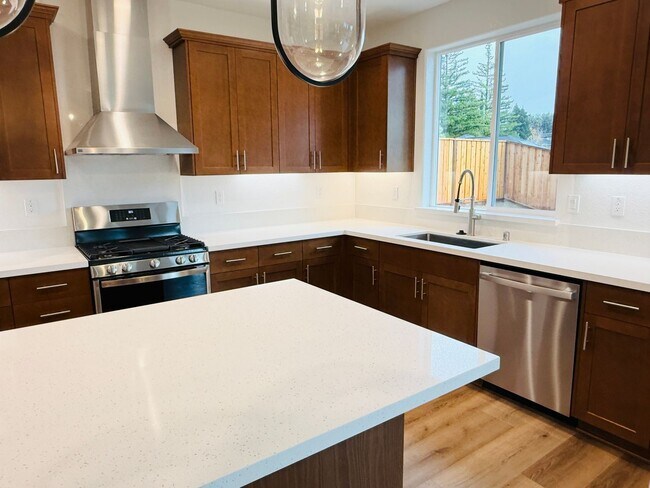 Building Photo - BRAND NEW 4 Bed 3 Bath Martinez Home - Owned Solar! Just Completed!