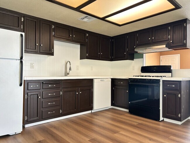 Building Photo - 912 W Graaf Ave