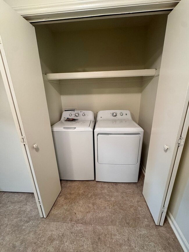 Building Photo - Adorable 2 bed 1 bath townhome! Short Dist...